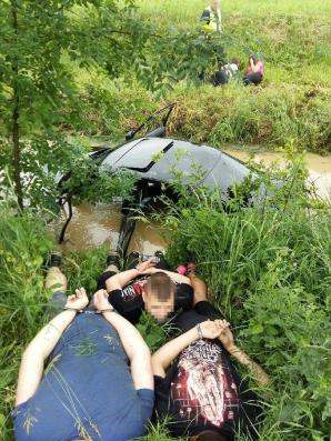 Brawurowa ucieczka pirata drogowego zakończyła się w rowie melioracyjnym 