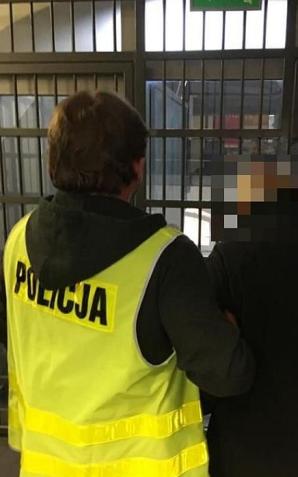 Poszukiwany do odbycia kary pozbawienia wolności ukrył się na strychu pod styropianem