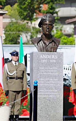 Generał Anders – najlepszy dowódca, kochany i podziwiany przez swoich żołnierzy. Piotr Gliński przed popiersiem generała Władysława Andersa w miejscowości Cassino 