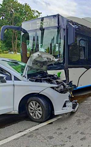 Wypadek z udziałem autobusu miejskiego i samochodu osobowego