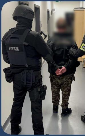 [VIDEO] Łódzcy policjanci zatrzymali 33-letniego mieszkańca Łodzi, który 20 marca na jednym z przystanków autobusowych podpalił mężczyznę