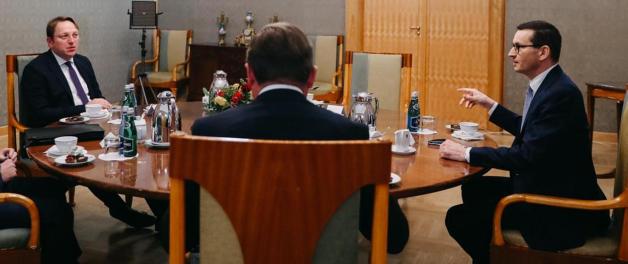 Spotkanie Mateusza  Morawieckiego z komisarzem UE ds. sąsiedztwa i rozszerzenia Olivérem Várhelyim. Premier Mateusz Morawiecki przekazał polskie stanowisko w sprawie sytuacji na Białorusi i Ukrainie oraz integracji Bałkanów Zachodnich